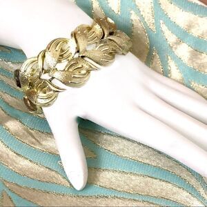 Coro Pegasus Goldtone leaf design bracelet mint